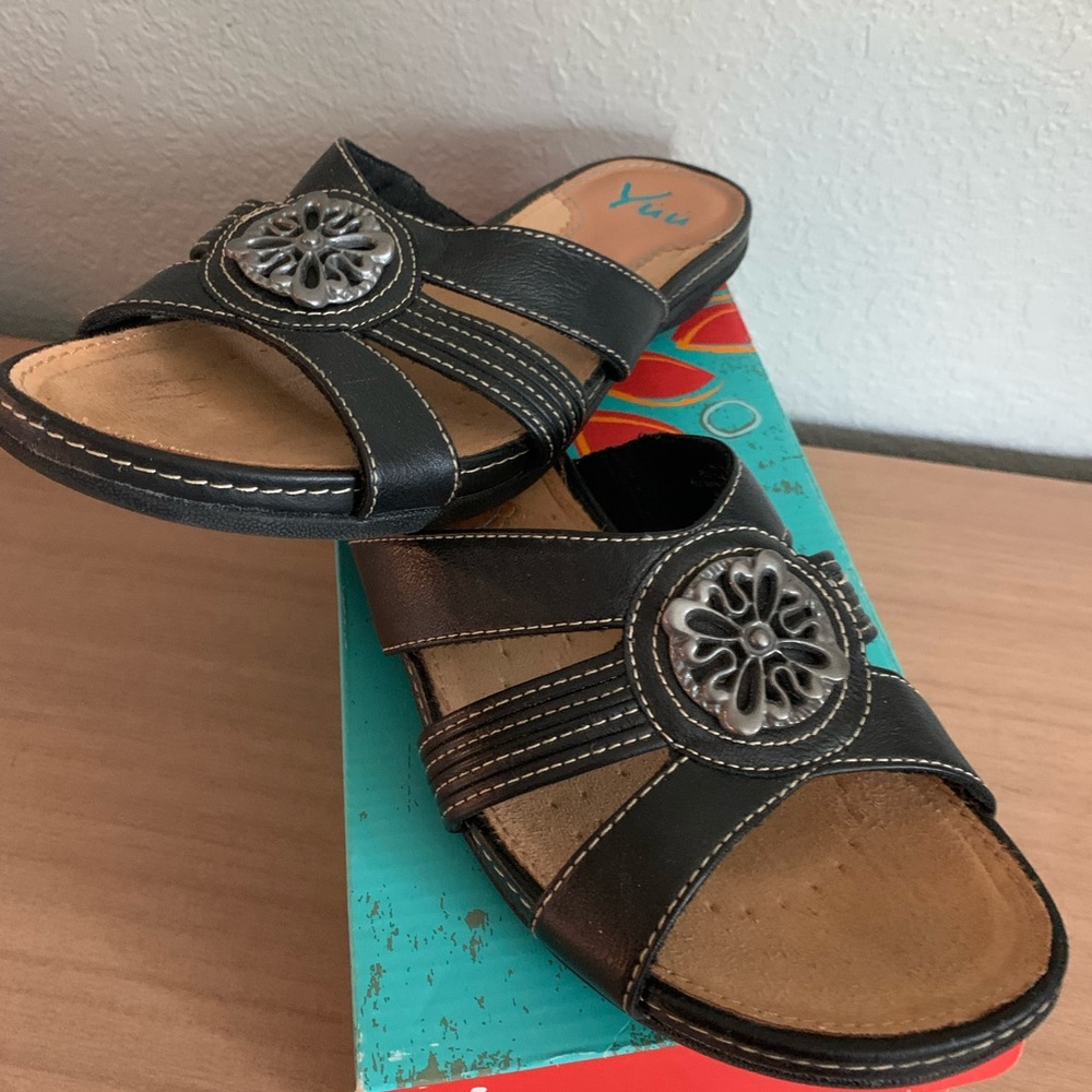 Yuu Black Sandals with Floral Medallion size 9